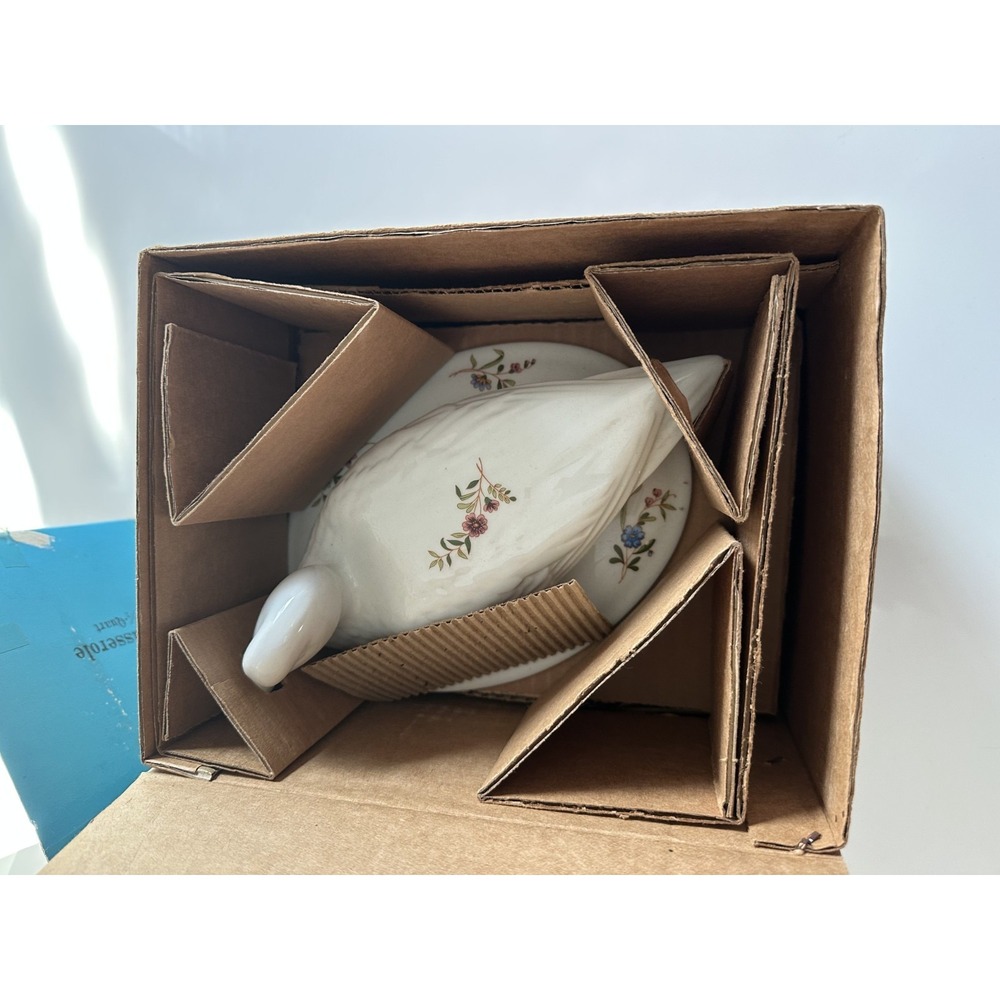 BIA Cordon Bleu Porcelain Duck Covered Casserole, Wildflowers with Box - Picture 7 of 12